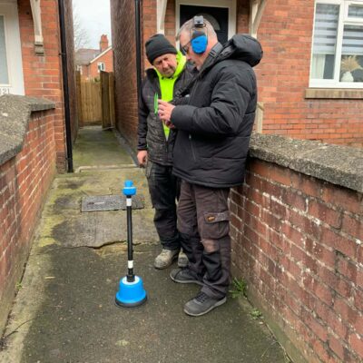 2 Members of the Metrorod team using the SebaKMT HL7000